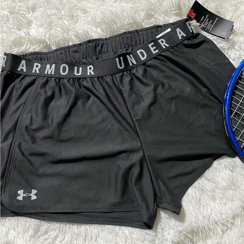💦NWT UNDER ARMOUR Heafgear Women Short, Size XL and color grey.
